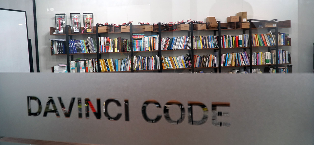 소프트웨어플러스_강의실_Davinci Code_1280.jpg